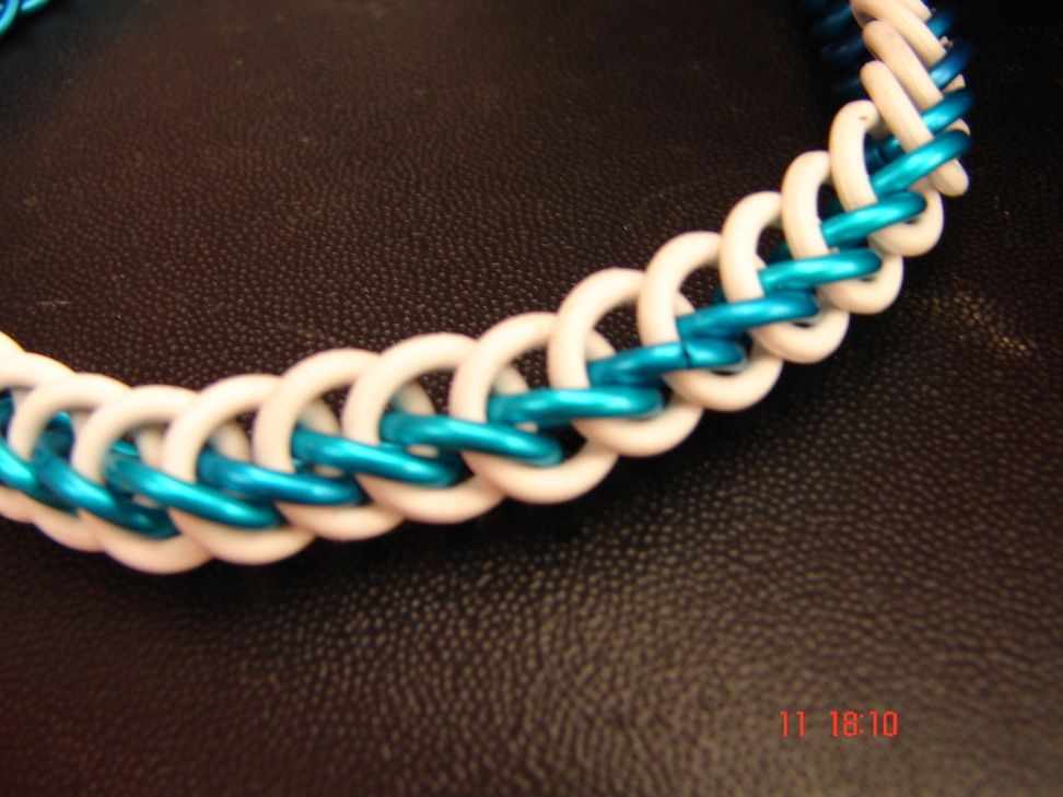 Zoom in on the transition between colours in Steph's anklet